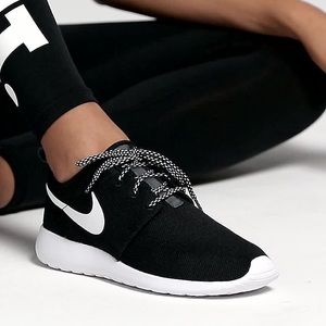 Nike rosche black and white